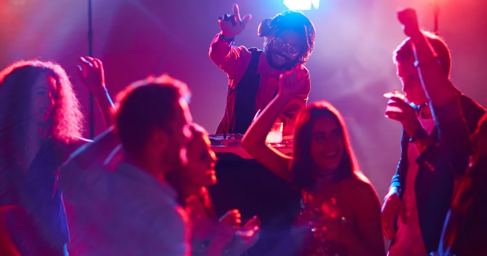 Miami Beach Nightlife Guide: Clubs, Lounges & Sunset Spots